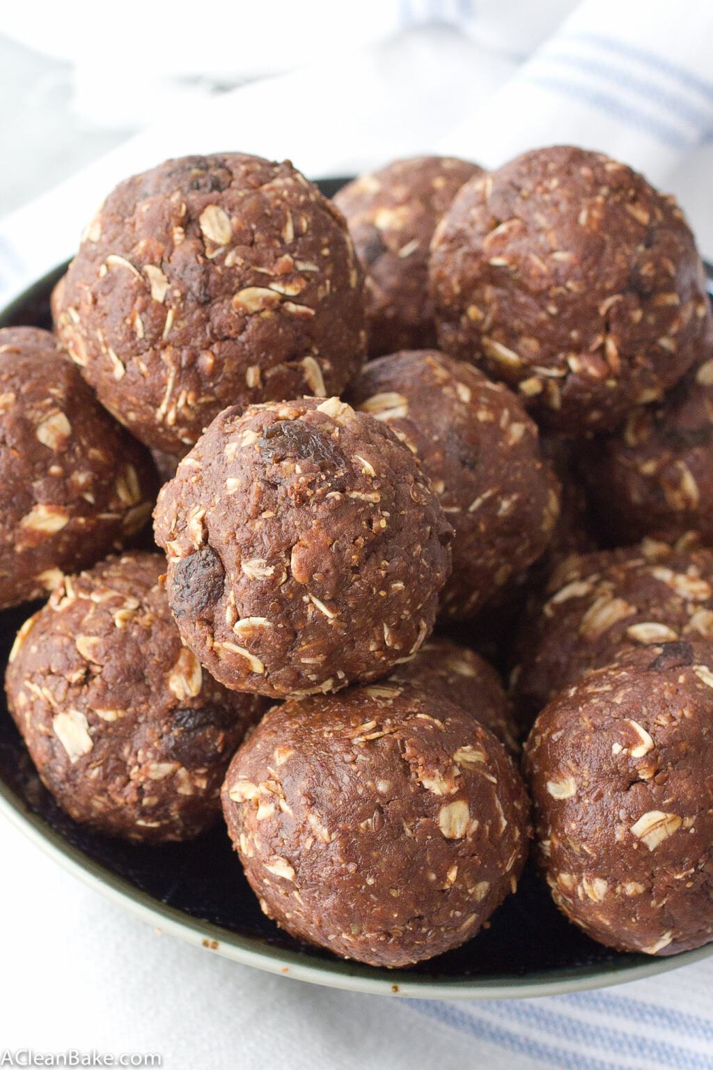 Chocolate Peanut Butter Energy Bites (gluten free, vegan, & whole grain)