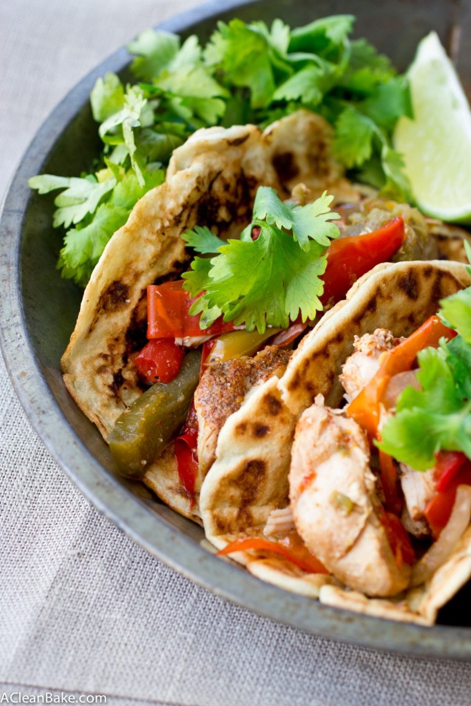 Facili e sane fajitas di pollo fatte nel fornello lento con un condimento per fajita tutto naturale (facile e veloce) fatto in casa! (senza glutine, senza cereali, paleo friendly, low carb)