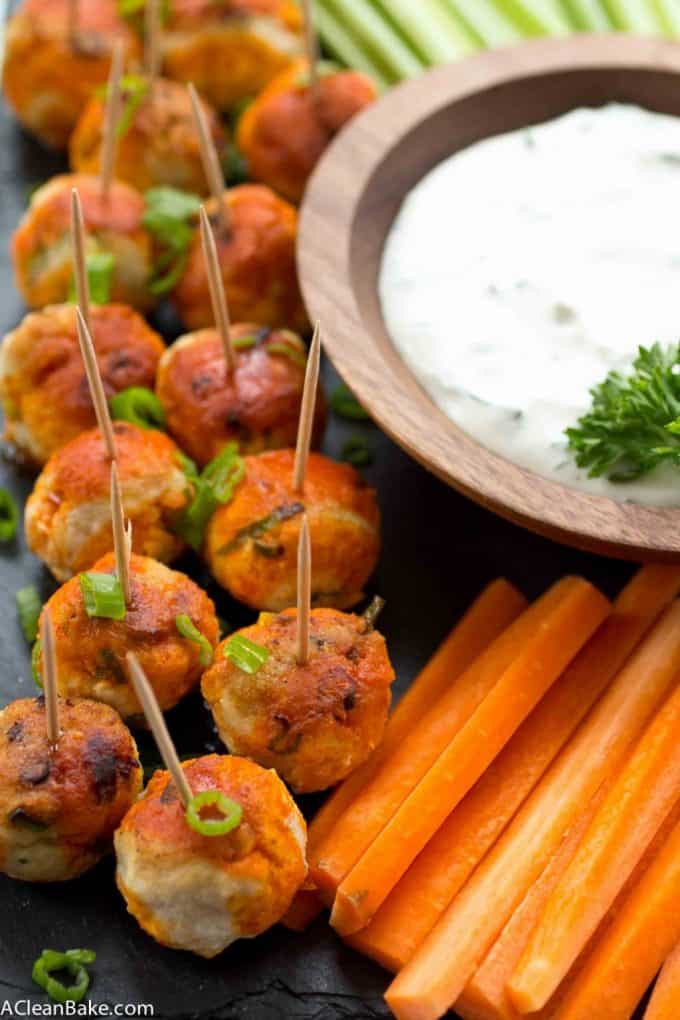 Buffalo Chicken Meatballs são um lanche sem glúten e sem paleio festa que todos vão adorar! (Baixo teor de carboneto, sem lacticínios e sem açúcar, também)