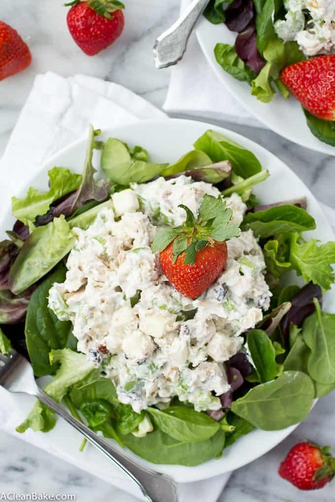 L'insalata Waldorf (insalata di pollo con mele, noci e uvetta) è un pranzo facile senza glutine, paleo e senza latticini!