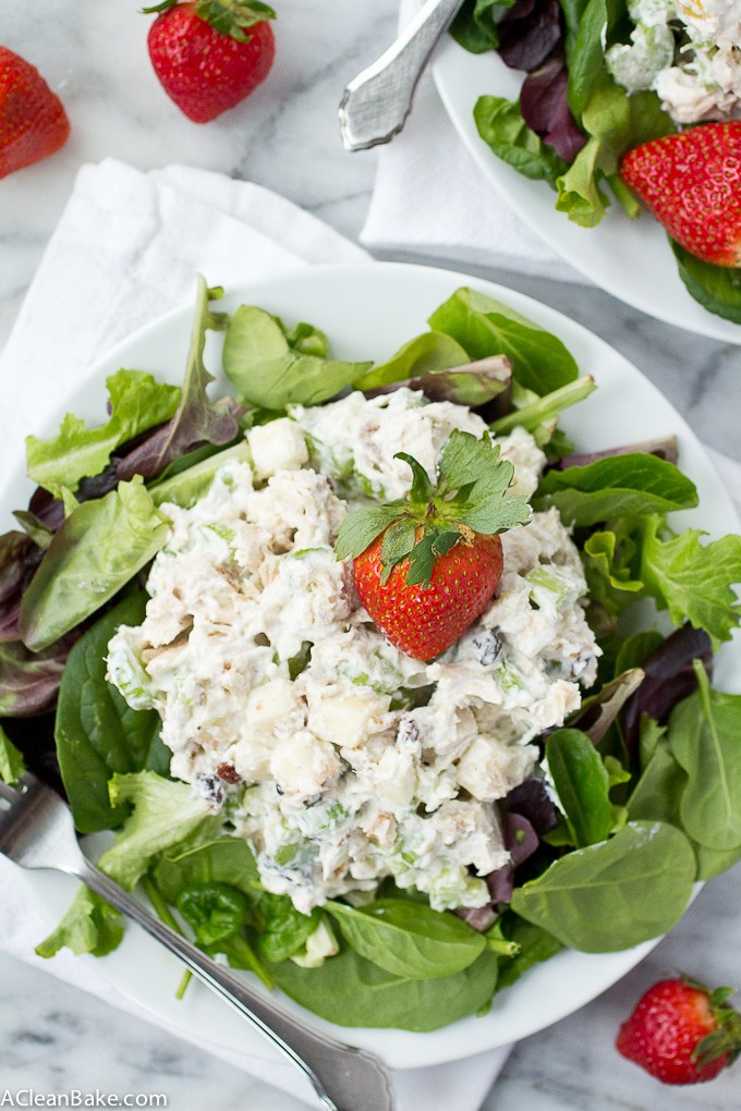 L'insalata Waldorf (Insalata di pollo con mele, noci e uvetta) è un pranzo facile senza glutine, paleo e senza latticini! Questa insalata di pollo cremosa è piena di mele, noci, uvetta e sedano - dandoti quella croccantezza soddisfacente che stai cercando. Avvolgere in una lattuga di burro o servire in cima a questo pane paleo per servire.