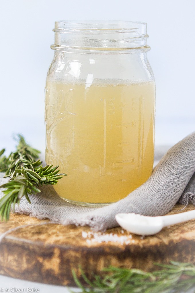 Kippenbouillon in een kookpot, en het verschil begrijpen tussen kippenbouillon en bouillon