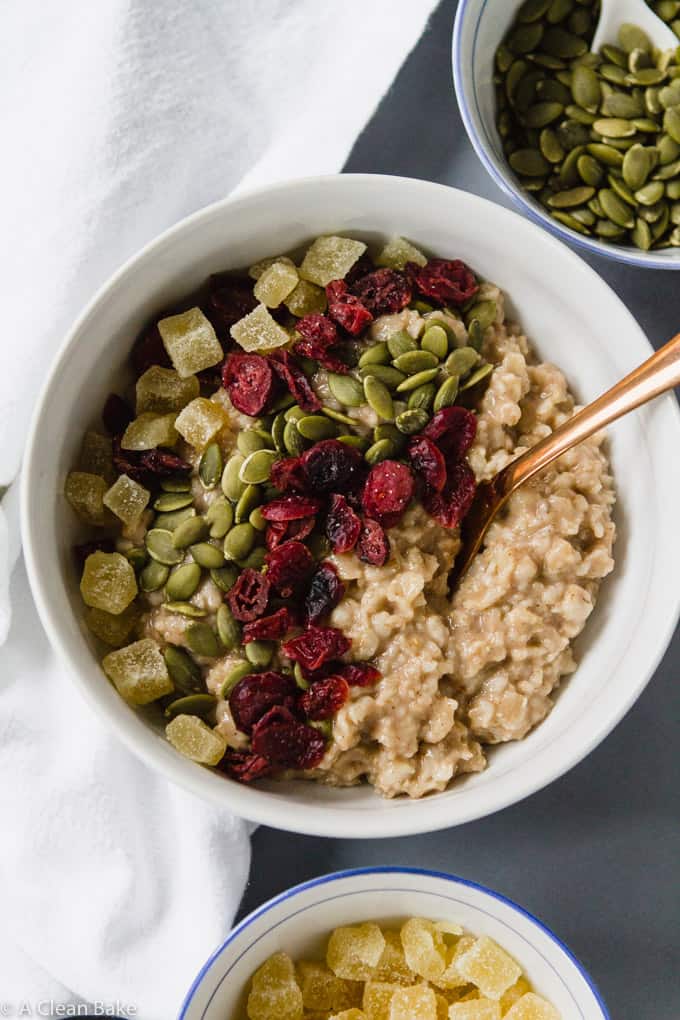 Breakfast is served! Just head up a bowl of make-ahead Gluten Free Refrigerator Oatmeal (#glutenfree #wholegrain #makeahead #breakfast #recipe)