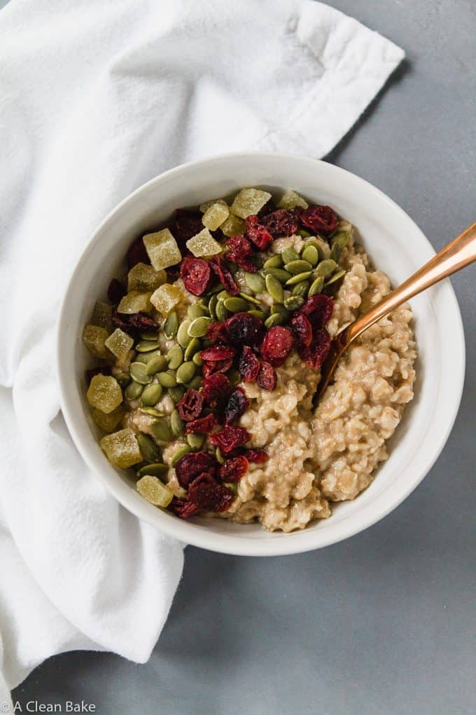 Bowl of Gluten Free Refrigerator Oatmeal (#glutenfree #wholegrain #makeahead #breakfast #recipe)