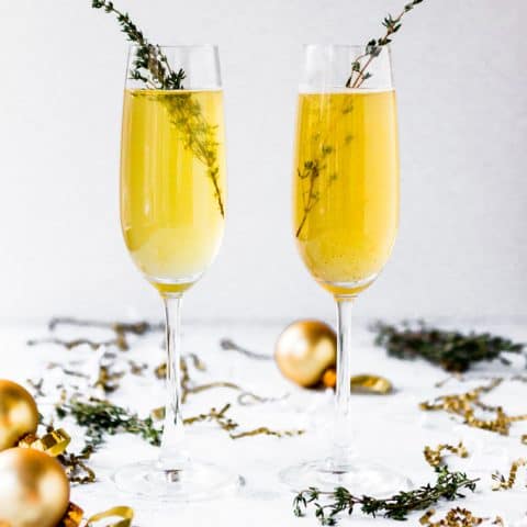 Ginger Apple Champagne Cocktail or Mocktail (naturally sweetened!) #drink #champagne #apple #ginger #glutenfreerecipe #glutenfreecocktail #naturallysweetenedcocktail #cocktailrecipe #newyearseverecipe #newyearseve #mocktail #alcoholfree #mocktailrecipe