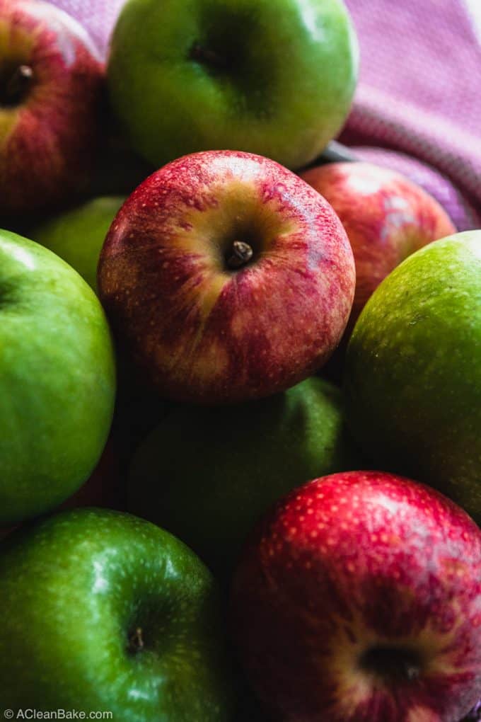 Schüssel mit Vegan Paleo Apple Crisp mit Eis